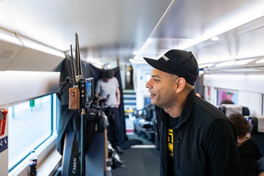 Fotograf ombord tåget fotar genom fönstret