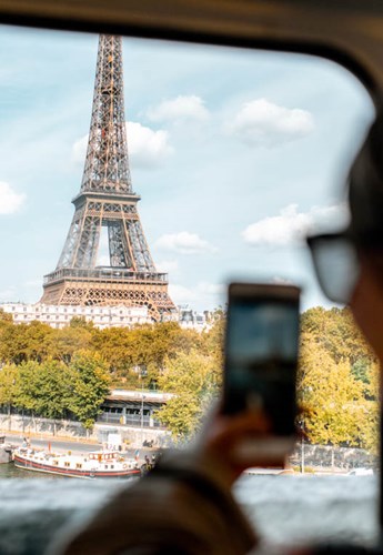 Eiffeltornet fotat genom ett tågfönster
